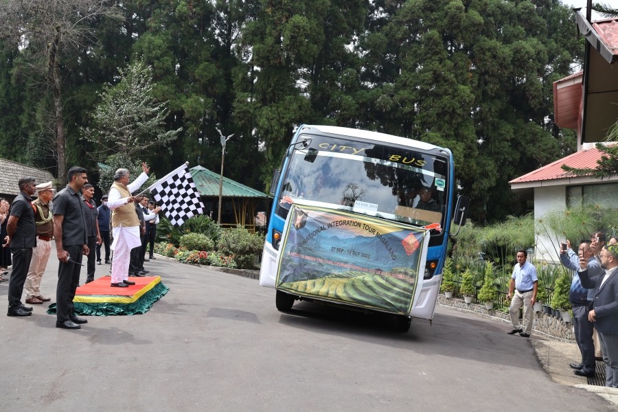 Governor La Ganesan receiving the ‘Flag In’ of the National Integration Tour-2023 at Raj Bhavan, Kohima on October 10.